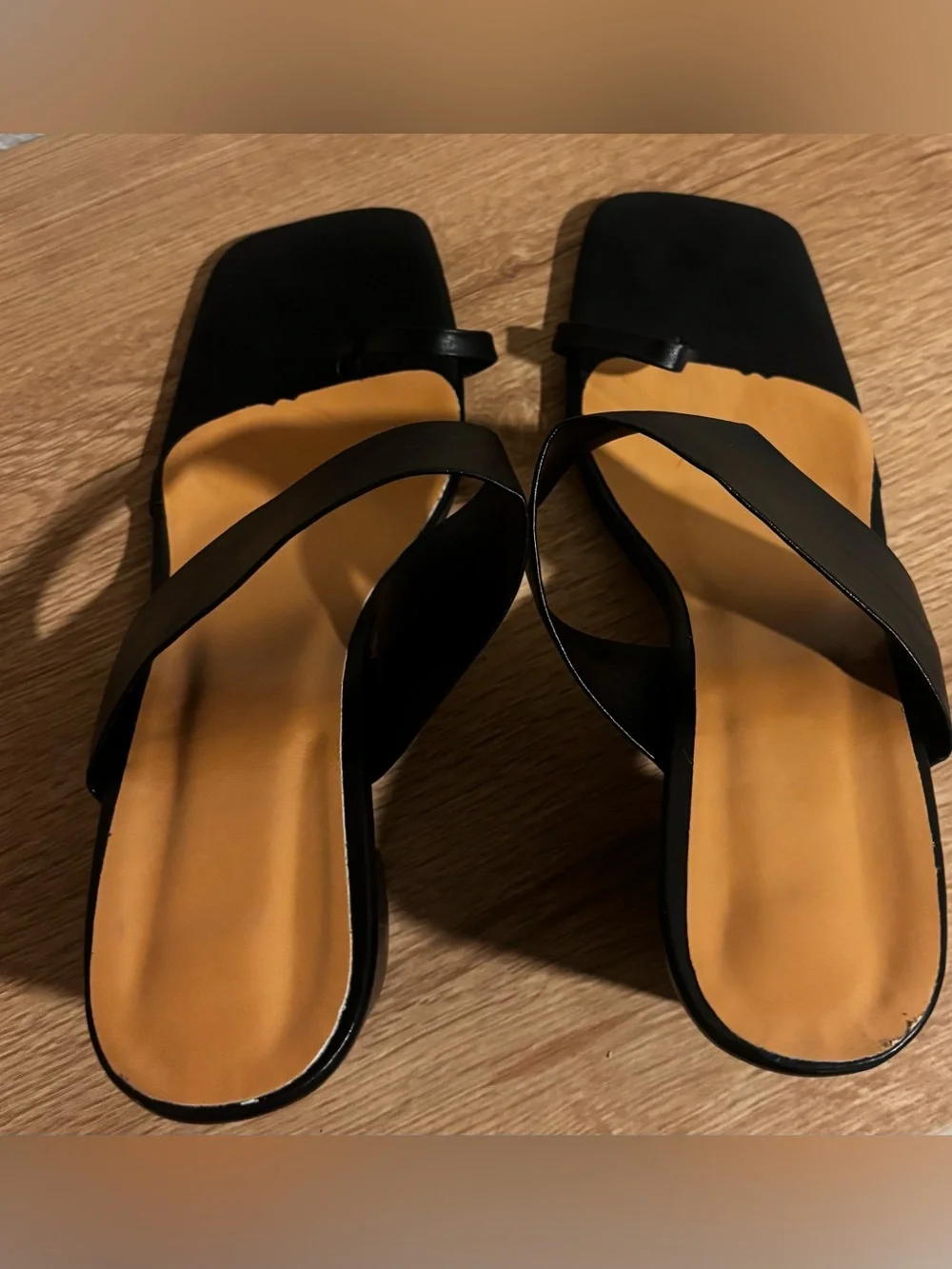 Women’s Black Slide Toe-Ring Sandals